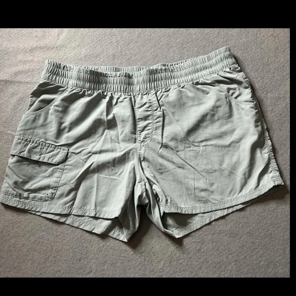 Columbia Shorts Women’s Large Light Green Moisture Wicking Pockets Hike Athletic - Picture 1 of 5